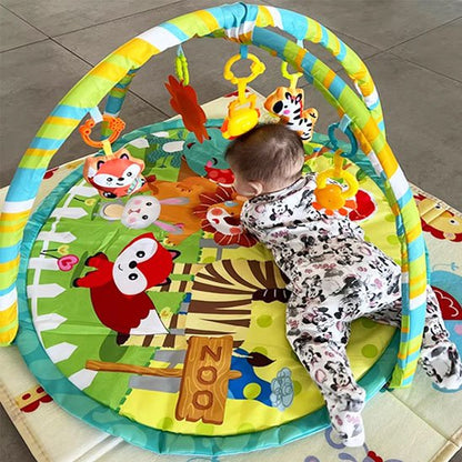 tapis d'éveil avec un bébé couché sur le ventre sur le tapis