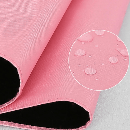 Tissu imperméable rose du parapluie pare-soleil avec gouttes d'eau démontrant la résistance aux intempéries