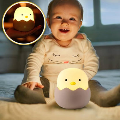 Veilleuse enfant en forme de poussin dans un œuf diffusant une lumière douce pour le coucher de bébé
