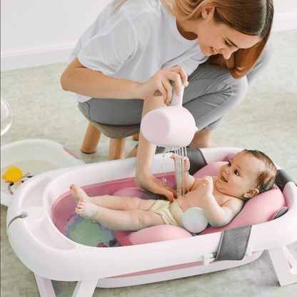 siege-de-bain-bebe-heureux